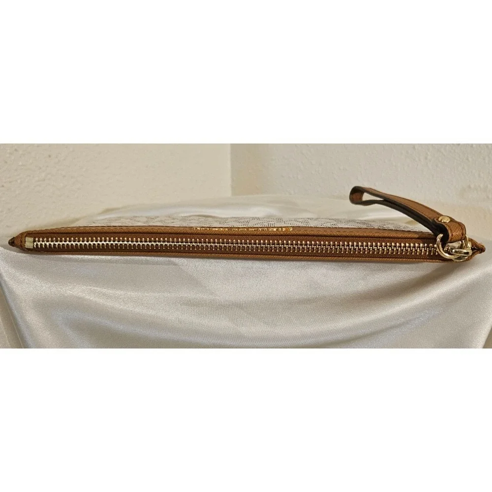 Michael Kors Large(10.5 x 6) Top Zip Leather Pouch/Wristlet/Makeup Bag/Tan/White